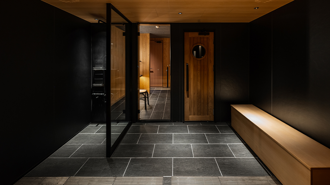 水風呂のとなりの内気浴スペース