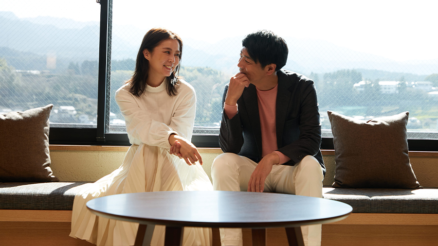 部屋でくつろぐ